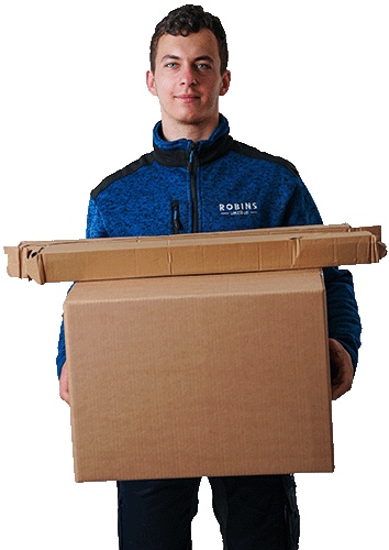 Eine Person in einer blauen Jacke hält zwei Kartons, einen großen und einen kleinen.