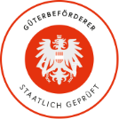 Ein rundes Emblem mit einem weißen Adler auf rotem Grund, umgeben von einem schwarzen Rand mit dem Text „Güterbeförderer Staatlich Geprüft.“