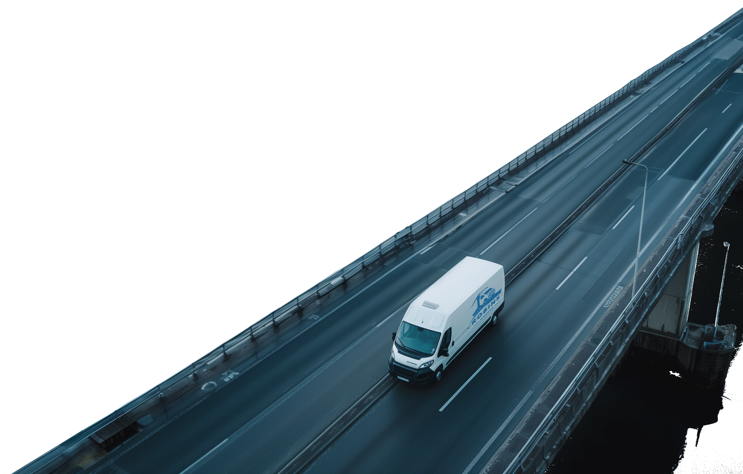 Ein weißer Lieferwagen fährt unter einem bewölkten Himmel auf einer leeren Hochstraße.