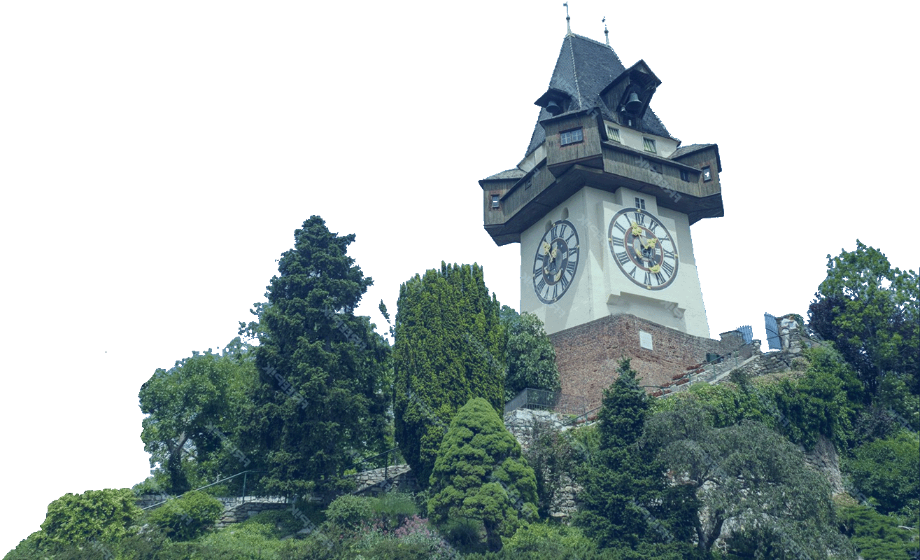 Ein historischer Turm mit einem großen Zifferblatt steht auf einem üppigen, grünen Hügel, umgeben von Bäumen und Sträuchern. Der Turm hat eine markante Struktur mit Holzelementen.