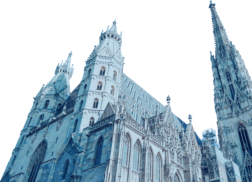 Eine hohe Kathedrale im gotischen Stil mit aufwendigen Steinverzierungen und spitzen Türmen vor klarem Hintergrund.