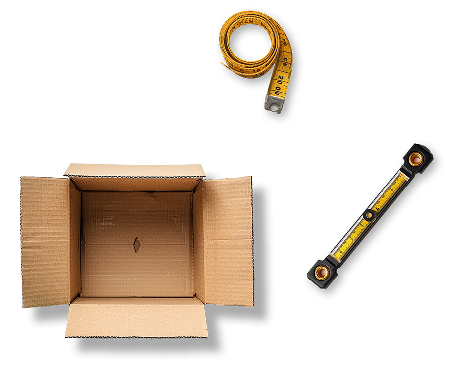 Ein offener Karton, ein aufgerolltes gelbes Maßband und eine gelbe Wasserwaage mit schwarzem Gehäuse auf schwarzem Untergrund stehen bereit, um Sie bei eventuell benötigten Zusatzleistungen zu unterstützen.